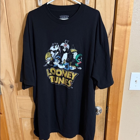 Looney Tunes Black Graphic T-Shirt - Picture 1 of 3